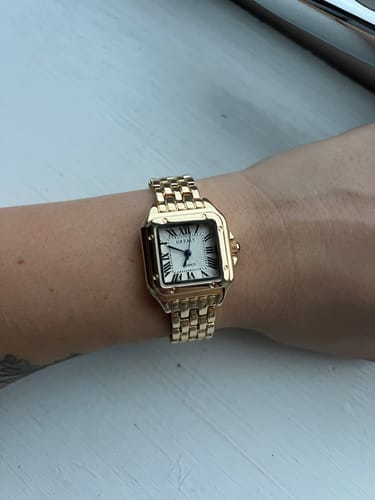 Goldene Clarin Uhr am Handgelenk